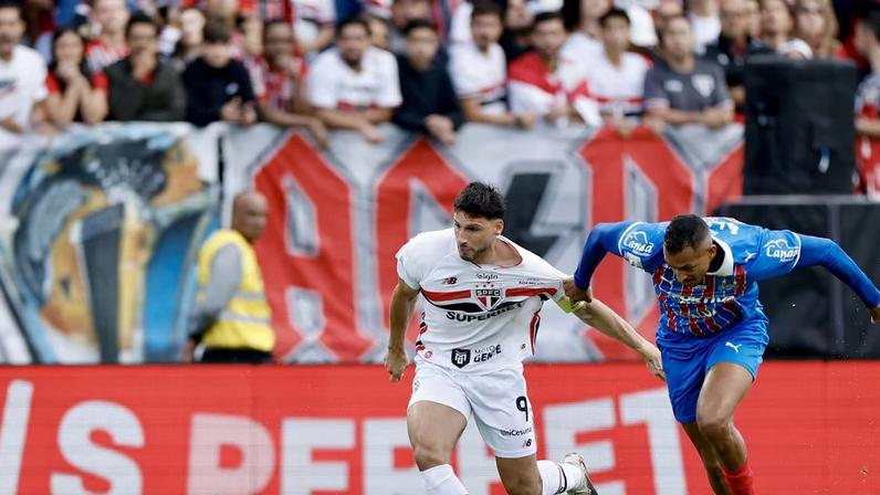 Calleri jogador do São Paulo durante partida contra o Bahia no estádio Cícero De Souza Marques pelo campeonato Brasileiro A 2026. 03/05/2026