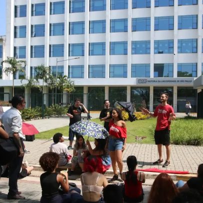 PM expulsa estudantes com bombas de efeito moral e retoma a reitoria da USP