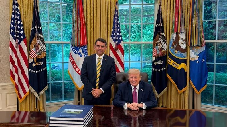 Foto de Flávio Bolsonaro com Trump na Casa Branca