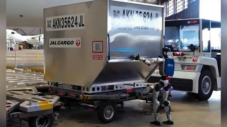 Androides de última geração, como o Unitree G1 e o Walker E, circulam pelo pátio de manobras desde a semana passada — não como atração, mas como força de trabalho