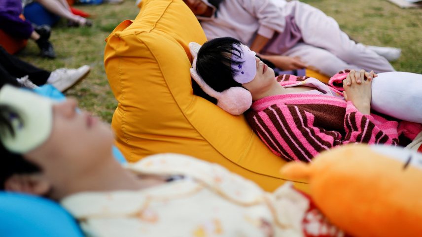Participantes dormem durante o concurso Power Nap de 2026 no Parque do Rio Han, em Seul, Coreia do Sul