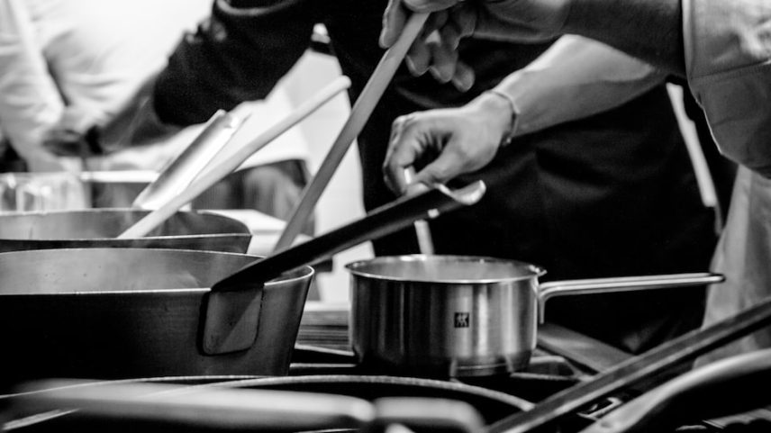 Cozinha de restaurante. Foto: J. Salvador Fdz/ Adobe Stock