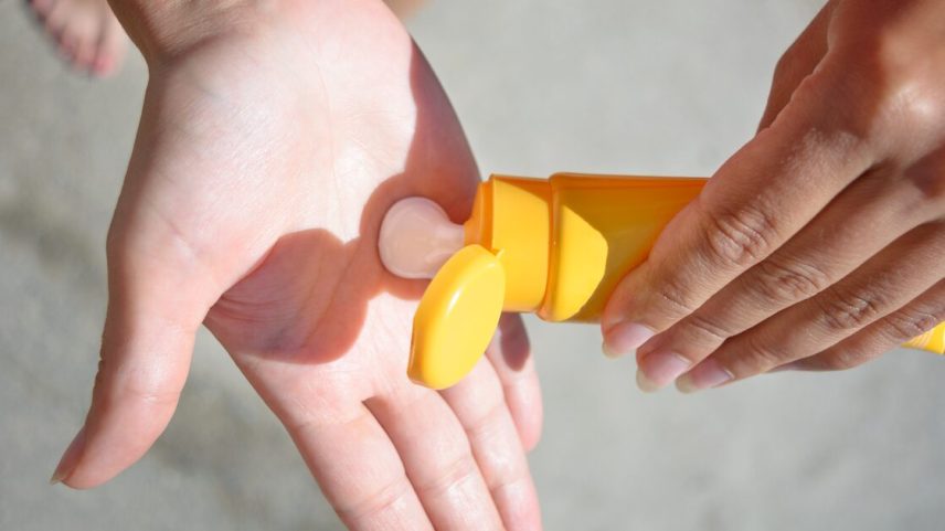 Protetor solar faz mal à saúde? O que a ciência diz sobre o movimento ‘no sunscreen’
