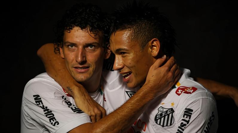 Desde que surgiu no Santos, Elano sempre defendeu Neymar