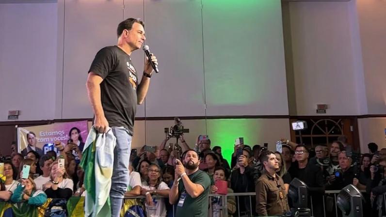 Flávio Bolsonaro durante lançamento da candidatura de Guilherme Derrite em Campinas