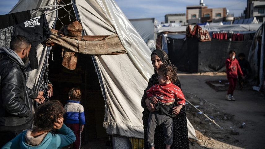 Crianças palestinas que fogem dos ataques israelenses sobrevivem em condições adversas em Rafah: militares israelenses fazem plano de evacuação de civis