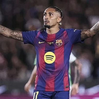 Raphinha brilha e Barcelona vence Betis na despedida de Lewandowski