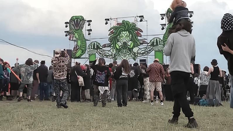 Rave ilegal na França reúne 20 mil pessoas em meio a risco de explosão