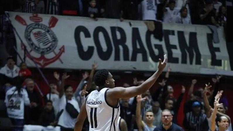 Raymundo em jogo 2 da semifinal do NBB (Foto: Beto Miller / Corinthians)