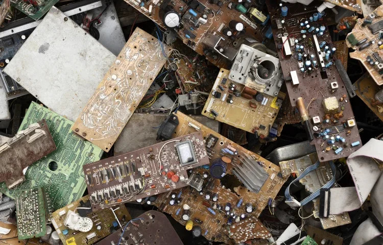 O Brasil gera mais de 2,4 milhões de toneladas de resíduos eletroeletrônicos por ano e há um potencial inexplorado da reciclagem desses materiais (Freepik)