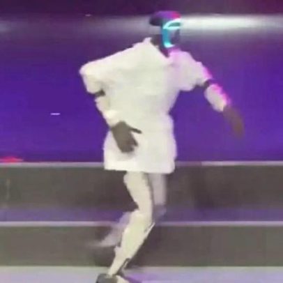 Robô que imitava Michael Jackson cai no palco em evento na China e desliga