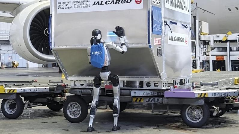 Robôs humanoides no aeroporto Haneda, no Japão