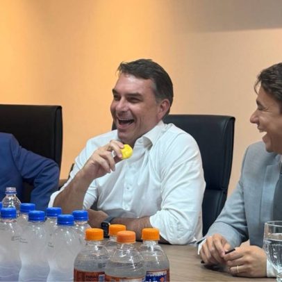 Flávio Bolsonaro e Nikolas Ferreira discutem palanque em Minas