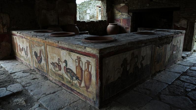 Termopólio aparece integrado a uma rua antiga de Pompeia