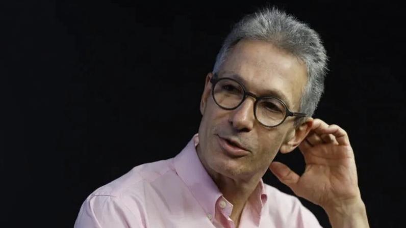 O pré-candidato a presidente afirmou que sua decisão foi tomada "por uma questão de transparência, para não ficar maquiando as coisas, como no passado"