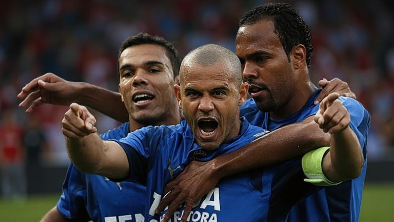 Roni celebra seu gol na vitória do Cruzeiro por 3 a 1 sobre o Palmeiras no Parque Antarctica, marcando uma estreia inesquecível pelo clube mineiro no Brasileirão 2007. (Foto: Cruzeiro)