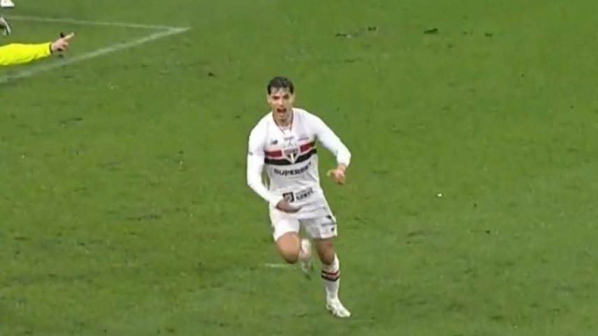 Corinthians x São Paulo tem confusão após gol, Calleri atingido e gesto ‘obsceno’ de Bodadilla; veja. Foto: Reprodução/X @spfcpics e Amazon Prime Video