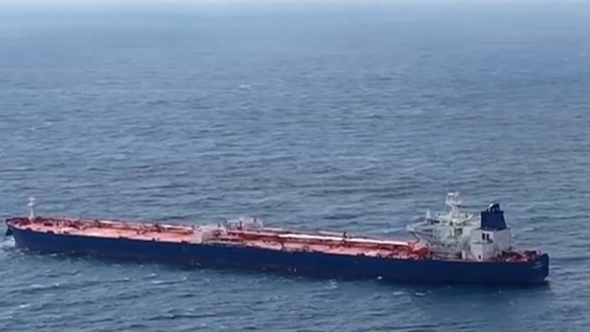 Navio de petróleo no mar