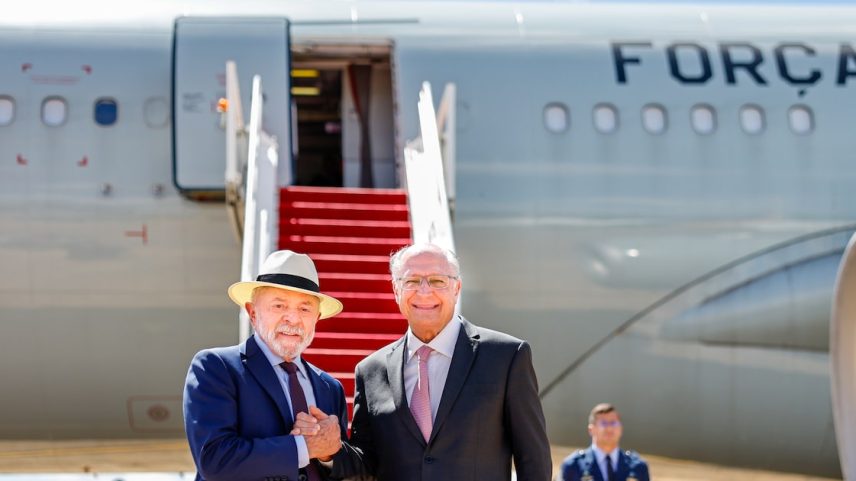 Presidente Luiz Inácio Lula da Silva despede-se do Vice-Presidente da República, Geraldo Alckmin, durante a partida pra Washington (EUA), na Base Aérea de Brasília. Foto: RICARDO STUCKERT/PR Ricardo Stuckert