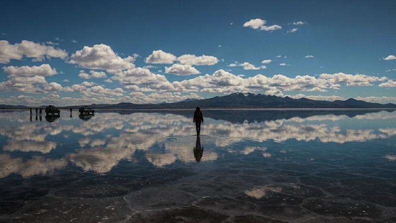 Salar de Uyuni: o espetáculo dos flamingos e o espelho do céu nos Andes bolivianos