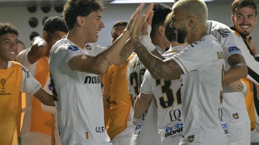 Time do Santos comemorando contra o San Lorenzo na Sul-Americana