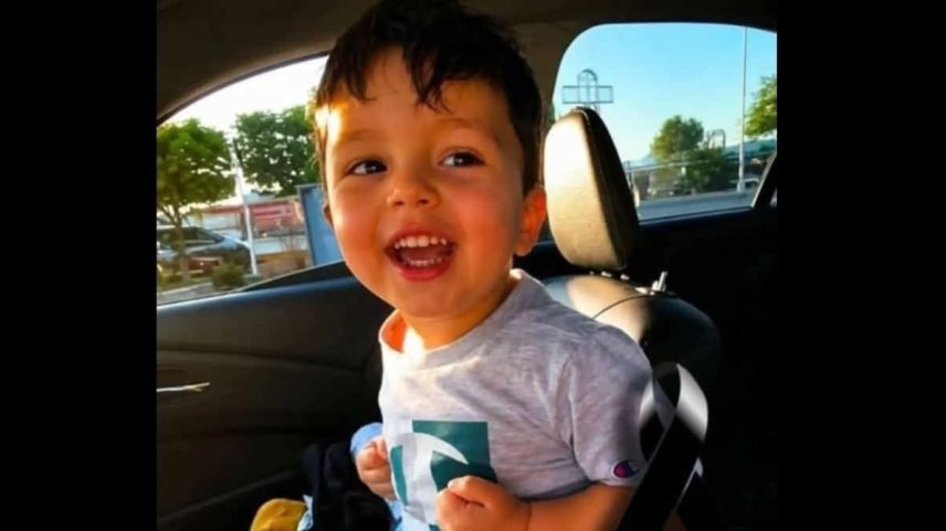 A mãe esqueceu o filho de três anos no carro