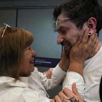 Chileno sequestrado ainda bebê durante Pinochet reencontra a mãe biológica