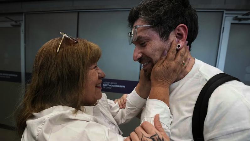 Adotado por uma família americana aos 9 meses de idade, o homem de 36 anos é uma das milhares de crianças que foram tiradas de suas famílias naquela época