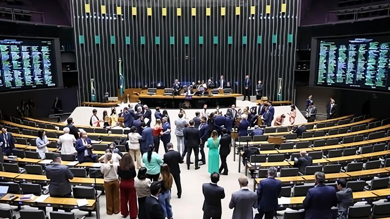 Parlamentares durante sessão conjunta do Congresso Nacional nesta quinta-feira (21)