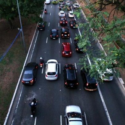 Serviços caem 1,2% em março; transportes puxam queda e frustram mercado