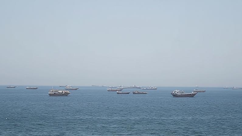 Embarcações no Estreito de Hormuz, em Musandam, Omã 8 de maio de 2026 REUTERS/Stringer