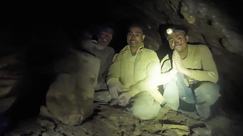 Resgate é desafiador devido a passagens estreitas, gás tóxico e a necessidade de drenar a caverna