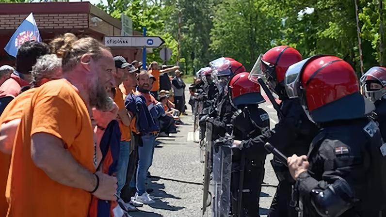 Tensión entre los huelguistas y la Ertzaintza ante la planta del grupo en Amurrio (Álava).