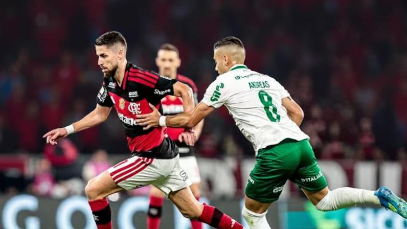 Jorginho fraturou o dedão do pé no jogo contra o Palmeiras.