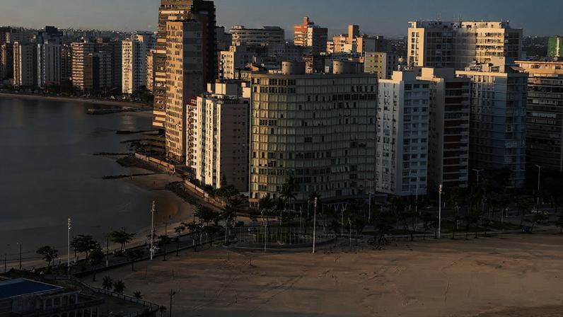 Vista das praias dos Milionários e do Gonzaguinha, à esquerda; São Vicente terá de conter erosão costeira.