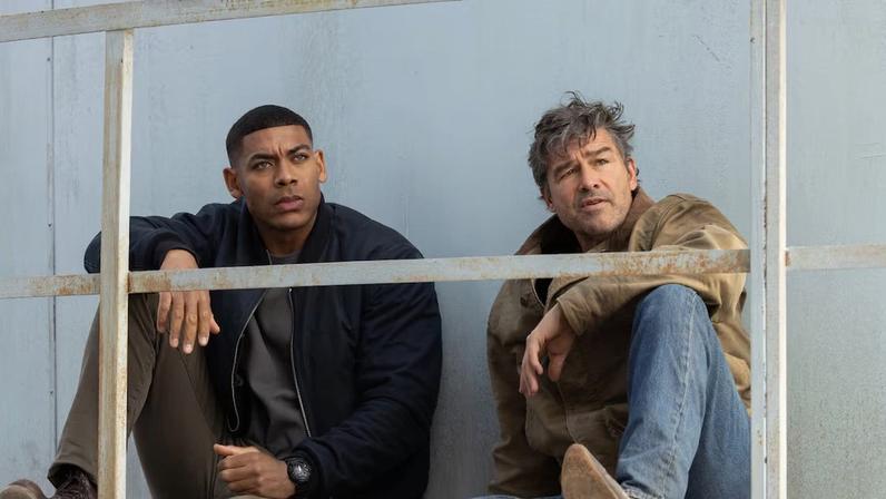 Aaron Pierre (esq.) e Kyle Chandler vivem John Stewart e Hal Jordan, protagonistas de 'Lanternas', nova série da DC para a HBO