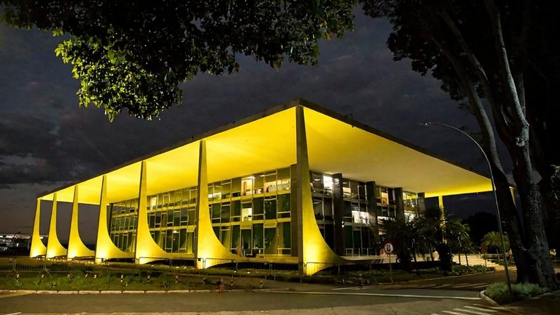imagem colorida do prédio do STF com iluminação amarela para campanha do Julho Amarelo, em prevenção à hepatite - Metrópoles