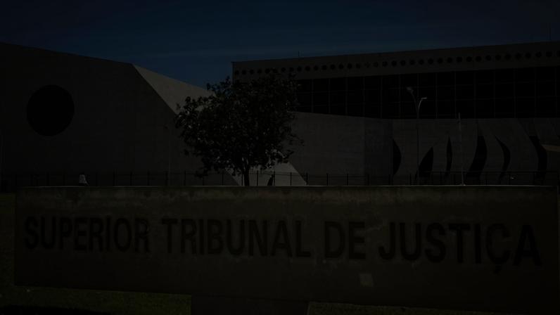 A regra estabelece a aplicação da pena referente ao delito mais grave, acrescida de um aumento que pode variar entre um sexto e metade da condenação, conforme avaliação judicial. Atualmente, o entendimento do STF admite que os dois crimes aconteçam simultaneamente, permitindo a soma das punições. - (crédito: Marcello Casal Jr./Agência Brasil )