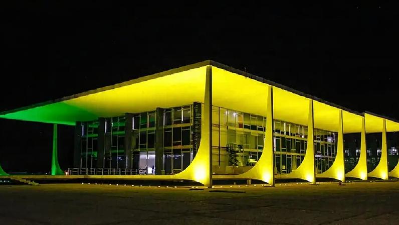 Prédio do Supremo Tribunal Federal (STF), em Brasília, foi iluminado em verde e amarelo na celebração dos 65 anos da Corte na capital federal, em 2025 (Fellipe Sampaio/STF)
