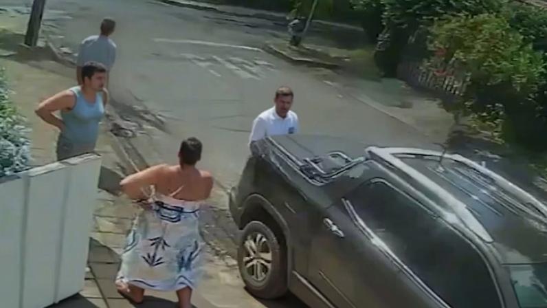 Após o crime, os suspeitos entraram no carro de uma das vítimas e fugiram