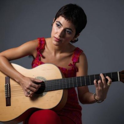 Loulu, filha de João Gilberto, estreia na música e lembra o pai