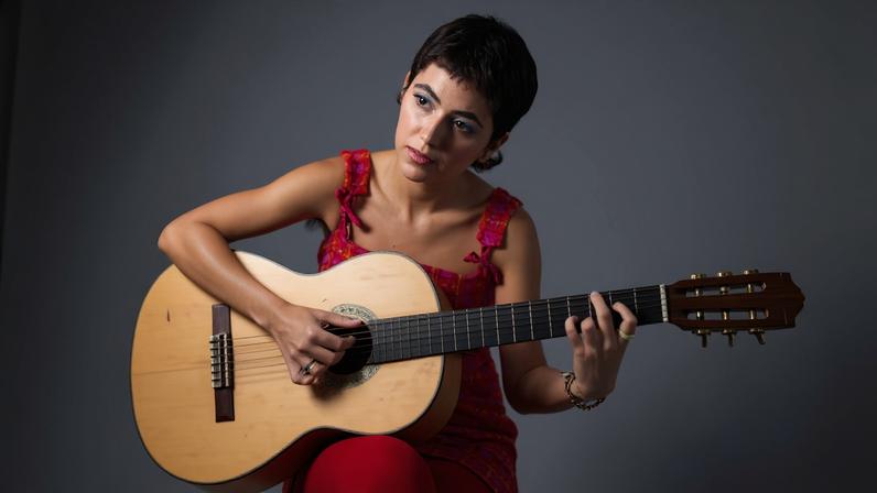 Loulu, filha de João Gilberto, estreia na música e lembra o pai