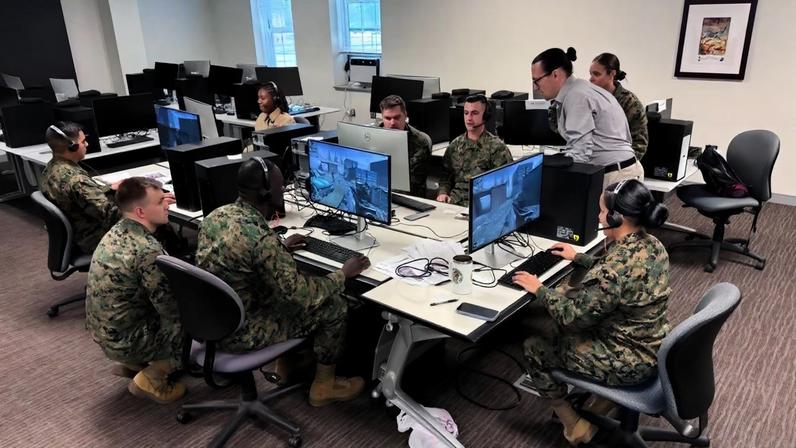 Professor Louis Hickman demonstra aos alunos da Universidade do Corpo de Fuzileiros Navais como jogar Call of Duty