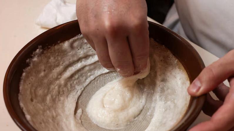 Chef do Kanoe, Tadashi Shiraishi, explica a diversidade gastronômica e cultural japonesa que varia de região para região, entre etnias e é permeada por muita ancestralidade. Shiraishi preparou um prato chamado sukiyaki, mostrou ingredientes típicos japoneses como a batata japonesa (nagaimo ou yamaimo), o verdadeiro wasabi a cebolinha japonesa, entre outros, e também apresentou a louça e talheres para a gastronomia japonesa.