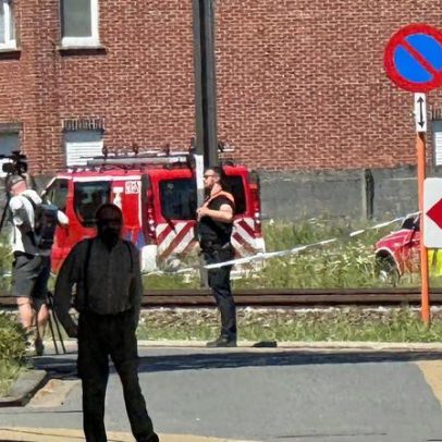 Trem bate em ônibus escolar na Bélgica e deixa quatro mortos