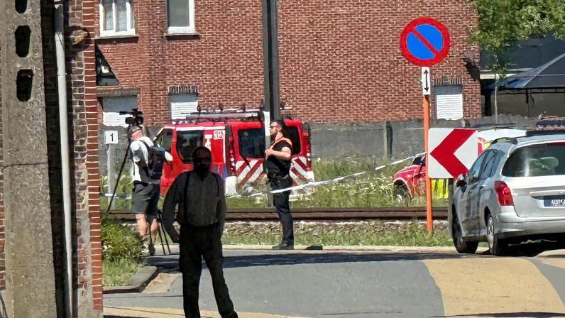 Veículos de emergência atuam perto do local onde um ônibus escolar foi atingido por um trem em uma passagem de nível, resultando em várias vítimas, perto da cidade de Buggenhout
