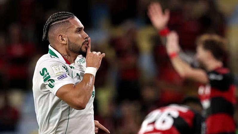 Coincidência, Paulinho pisa no escudo do Flamengo. E manda a torcida calar a boca. Repetiu ontem o que fez em 2023 no Maracanã. E iniciou a confusão