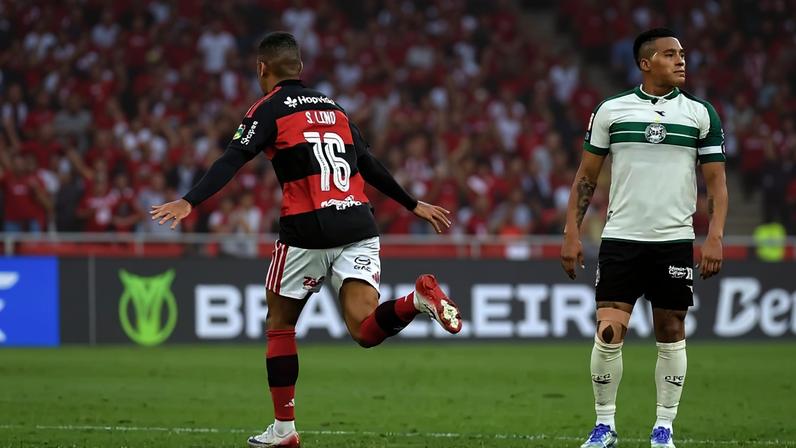 Samuel Lino comemora gol pelo Flamengo contra o Coritiba no Maracanã (Foto: Dhavid Normando/Código 19/Folhapress)