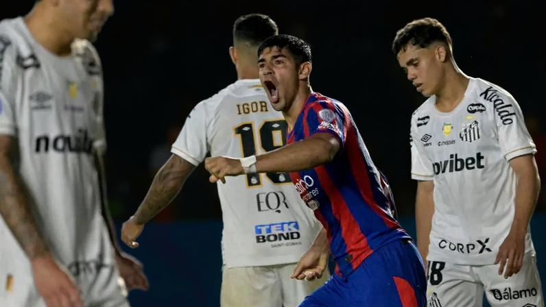 De Ritis comemora gol do San Lorenzo sobre o Santos pela Sul-Americana (Foto: NELSON ALMEIDA / AFP)