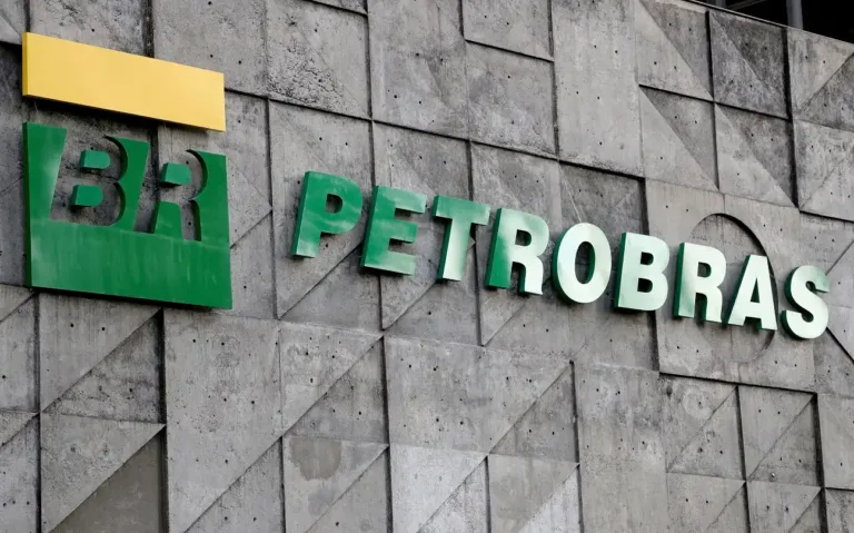 Petrobras recua diante da queda no preço do petróleo